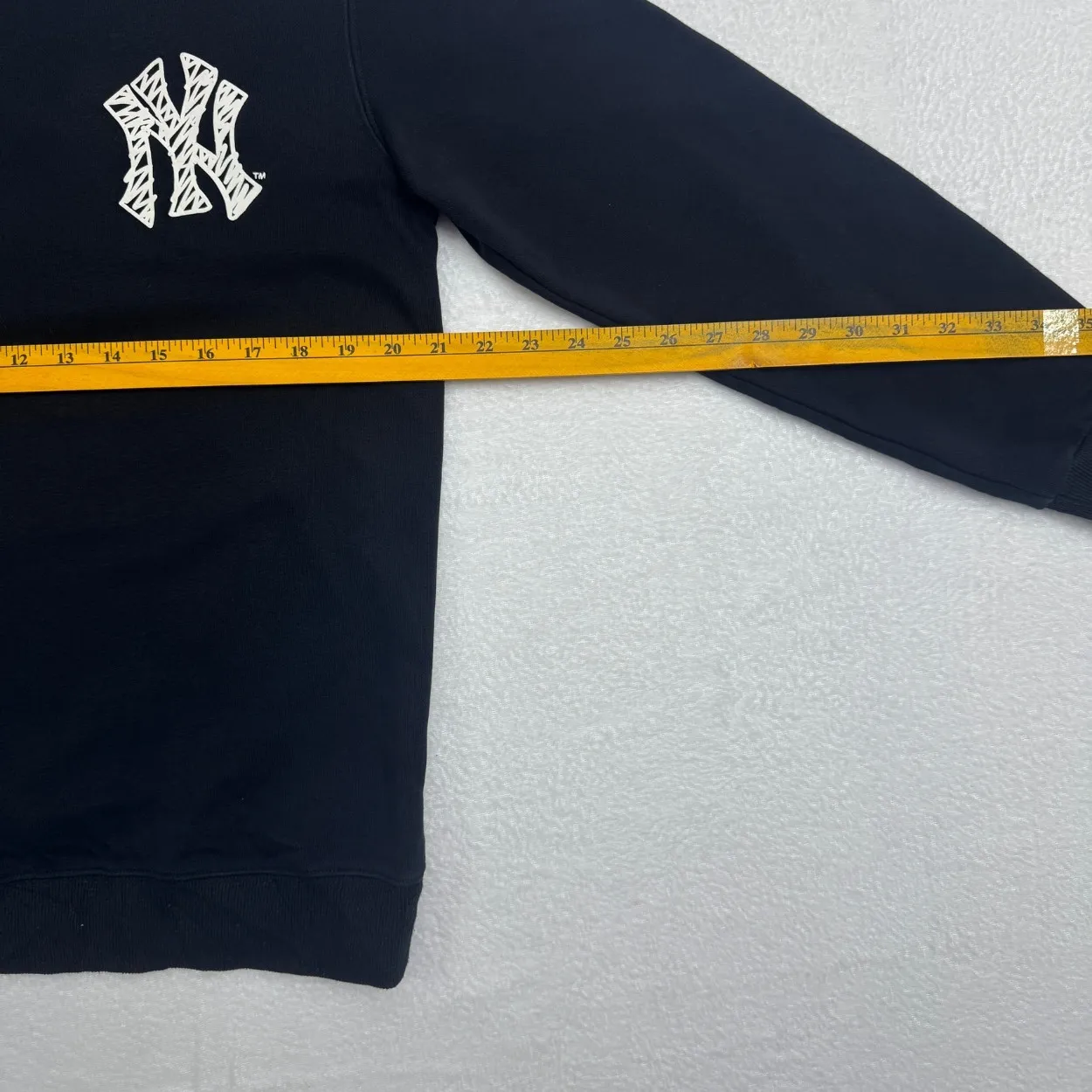 New York Yankees Embroidered Logo Crewneck Sweatshirt – Navy