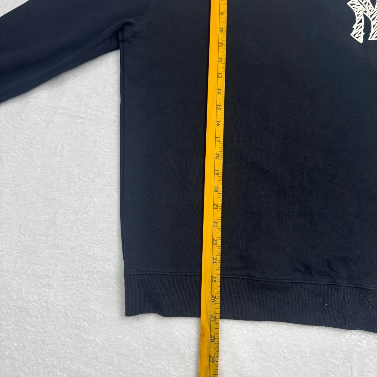 New York Yankees Embroidered Logo Crewneck Sweatshirt – Navy