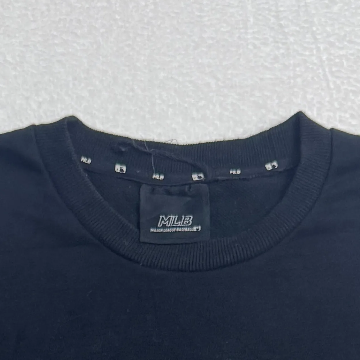 New York Yankees Embroidered Logo Crewneck Sweatshirt – Navy