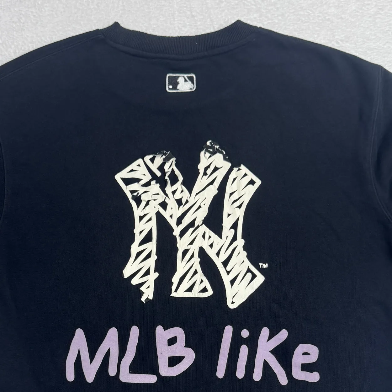 New York Yankees Embroidered Logo Crewneck Sweatshirt – Navy